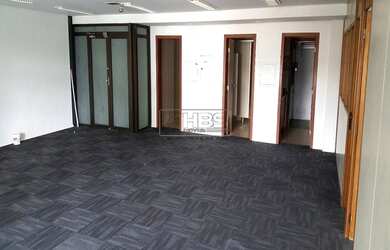 Imagem: O depósito possui 2 Vagas na garagem, 130m² de Área e está