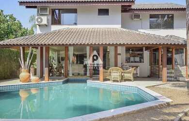 Imagem: A casa em condomínio possui 4 Dormitórios, 4 Banheiros, 4