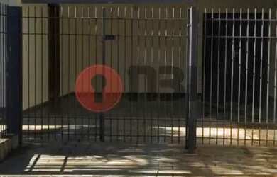 Imagem: A casa possui 3 Dormitórios, 1 Banheiro, 2 Vagas na garagem