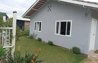 Imagem: A casa possui 3 Dormitórios, 1 Banheiro, 2 Vagas na garagem