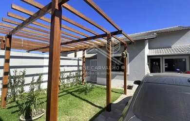 Imagem: A casa possui 3 Dormitórios, 3 Banheiros, 2 Vagas na garagem