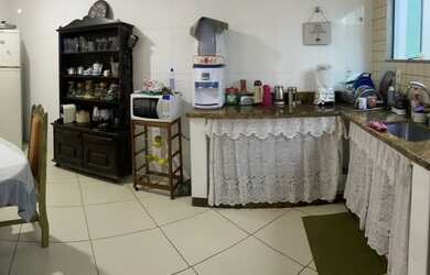 Imagem: A casa possui 4 Dormitórios, 4 Banheiros, 5 Vagas na garagem