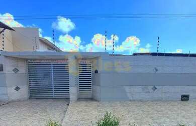 Imagem: A casa possui 3 Dormitórios, 2 Banheiros, 2 Vagas na garagem