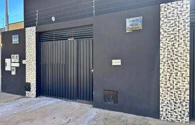 Imagem: A casa possui 4 Dormitórios, 2 Banheiros, 4 Vagas na garagem