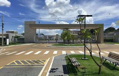 Imagem: A casa em condomínio possui 3 Dormitórios, 2 Banheiros, 1