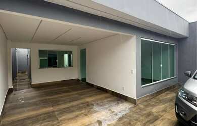 Imagem: A casa possui 3 Dormitórios, 2 Banheiros, 2 Vagas na garagem