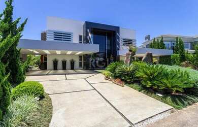 Imagem: A casa em condomínio possui 5 Dormitórios, 5 Banheiros, 4