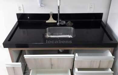 Imagem: O apartamento possui 2 Dormitórios, 1 Banheiro, 1 Vaga na garagem