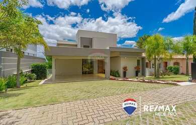 Imagem: A casa possui 4 Dormitórios, 5 Banheiros, 5 Vagas na garagem