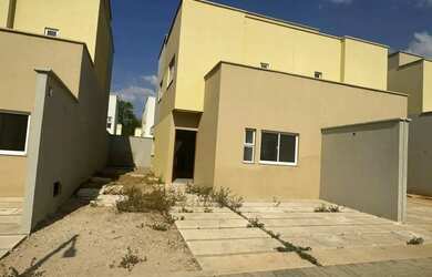 Imagem: A casa possui 3 Dormitórios, 3 Banheiros, 2 Vagas na garagem