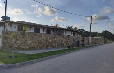 Imagem: A casa possui 4 Dormitórios, 3 Banheiros, 5 Vagas na garagem