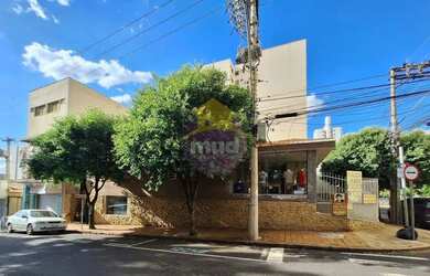 Imagem: A casa possui 4 Dormitórios, 3 Banheiros, 2 Vagas na garagem