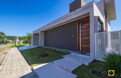 Imagem: A casa em condomínio possui 4 Dormitórios, 4 Banheiros, 2