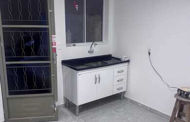 Imagem: A casa possui 1 Dormitório, 1 Banheiro, 1 Vaga na garagem