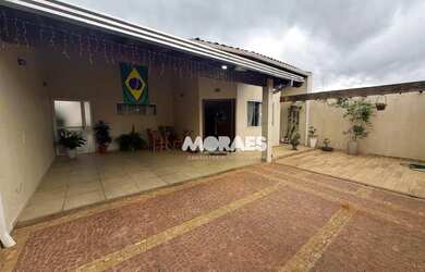 Imagem: A casa possui 3 Dormitórios, 3 Banheiros, 4 Vagas na garagem