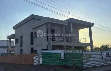 Imagem: A casa em condomínio à venda possui 4 Dormitórios, 5 Banheiros