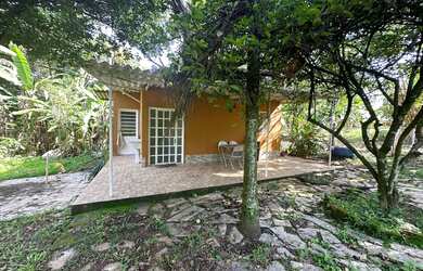 Imagem: A casa possui 2 Dormitórios, 2 Banheiros, 2 Vagas na garagem