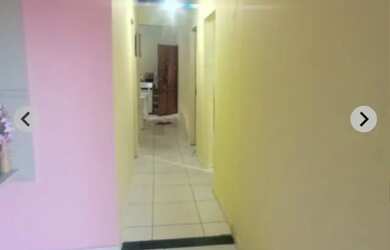 Imagem: A casa possui 3 Dormitórios, 1 Banheiro e 1 Vaga na garagem