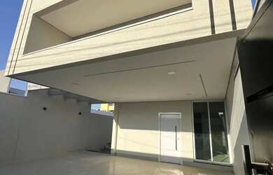 Imagem: A casa possui 3 Dormitórios, 1 Banheiro, 2 Vagas na garagem