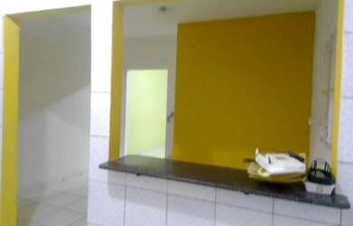 Imagem: A casa possui 3 Dormitórios, 1 Banheiro, 1 Vaga na garagem