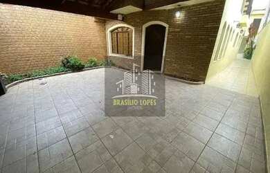 Imagem: A casa possui 3 Dormitórios, 4 Banheiros, 3 Vagas na garagem