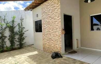 Imagem: A casa possui 2 Dormitórios, 1 Banheiro, 2 Vagas na garagem