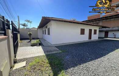 Imagem: A casa possui 4 Dormitórios, 3 Banheiros e 120m² de Área