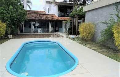 Imagem: A casa possui 4 Dormitórios, 5 Banheiros, 2 Vagas na garagem