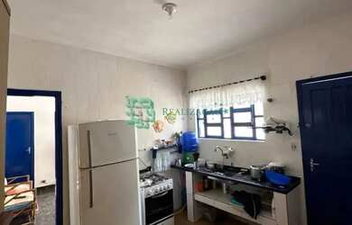 Imagem: A casa possui 2 Dormitórios, 1 Banheiro, 2 Vagas na garagem