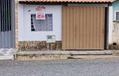 Imagem: A casa possui 1 Dormitório, 1 Banheiro, 1 Vaga na garagem