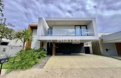 Imagem: A casa em condomínio possui 4 Dormitórios, 5 Banheiros, 2