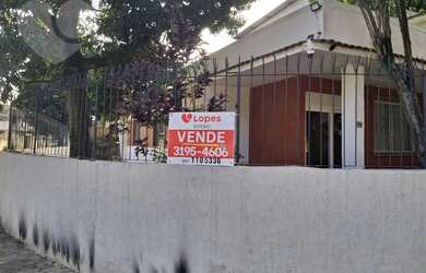 Imagem: A casa possui 3 Dormitórios, 1 Banheiro, 2 Vagas na garagem