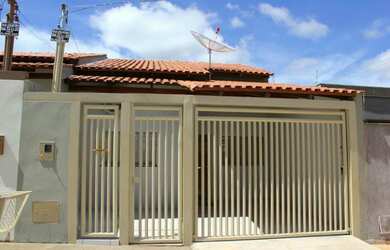 Imagem: A casa possui 2 Dormitórios, 2 Banheiros, 1 Vaga na garagem