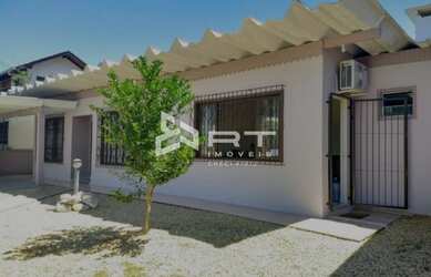 Imagem: A casa possui 3 Dormitórios, 2 Banheiros, 2 Vagas na garagem