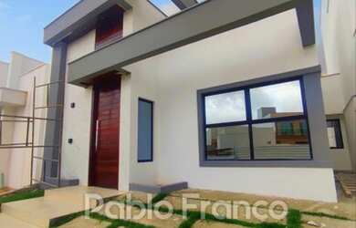 Imagem: A casa possui 3 Dormitórios, 2 Banheiros, 2 Vagas na garagem