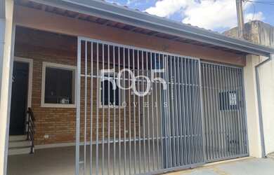 Imagem: A casa possui 2 Dormitórios, 2 Banheiros, 2 Vagas na garagem