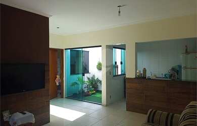 Imagem: A casa possui 2 Dormitórios, 1 Banheiro, 2 Vagas na garagem