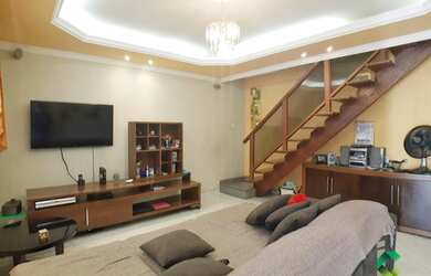 Imagem: A casa possui 3 Dormitórios, 3 Banheiros, 2 Vagas na garagem