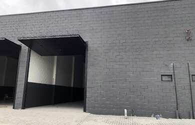 Imagem: O depósito possui 2 Vagas na garagem, 240m² de Área e está