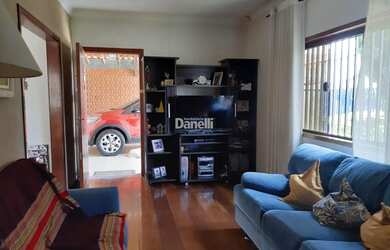 Imagem: A casa possui 3 Dormitórios, 3 Banheiros, 4 Vagas na garagem