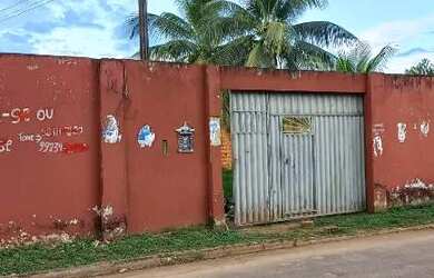 Imagem: A casa possui 3 Dormitórios, 2 Banheiros, 1 Vaga na garagem