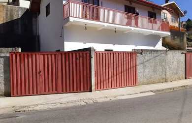 Imagem: A casa possui 1 Dormitório, 1 Banheiro, 1 Vaga na garagem