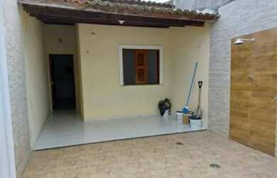 Imagem: A casa possui 3 Dormitórios, 2 Banheiros, 2 Vagas na garagem