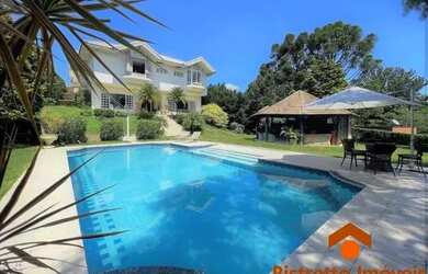 Imagem: A casa em condomínio possui 4 Dormitórios, 5 Banheiros, 5