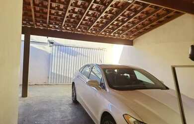 Imagem: A casa possui 3 Dormitórios, 2 Banheiros, 1 Vaga na garagem