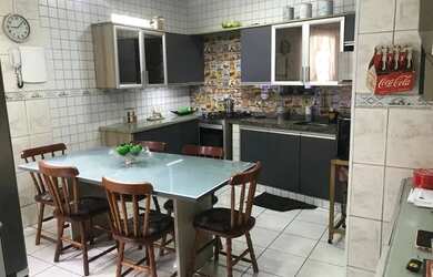 Imagem: A casa possui 3 Dormitórios, 2 Banheiros, 2 Vagas na garagem