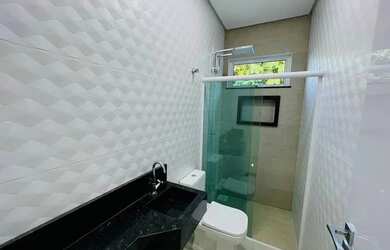 Imagem: A casa possui 4 Dormitórios, 3 Banheiros, 2 Vagas na garagem