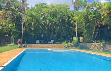 Imagem: A casa possui 4 Dormitórios, 4 Banheiros, 5 Vagas na garagem