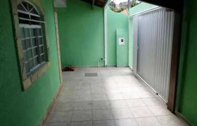 Imagem: A casa possui 3 Dormitórios, 2 Banheiros, 1 Vaga na garagem