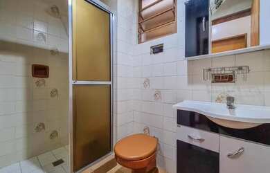 Imagem: O apartamento possui 2 Dormitórios, 1 Banheiro, 1 Vaga na garagem